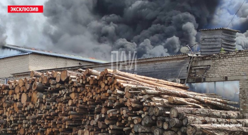 Дрова горят возле котельной в Плюссе
