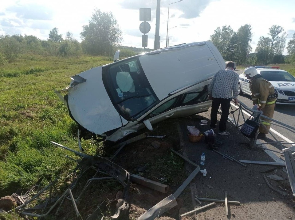 Пожилая пассажирка пострадала из-за въезда иномарки в дорожное ограждение в Куньинском районе