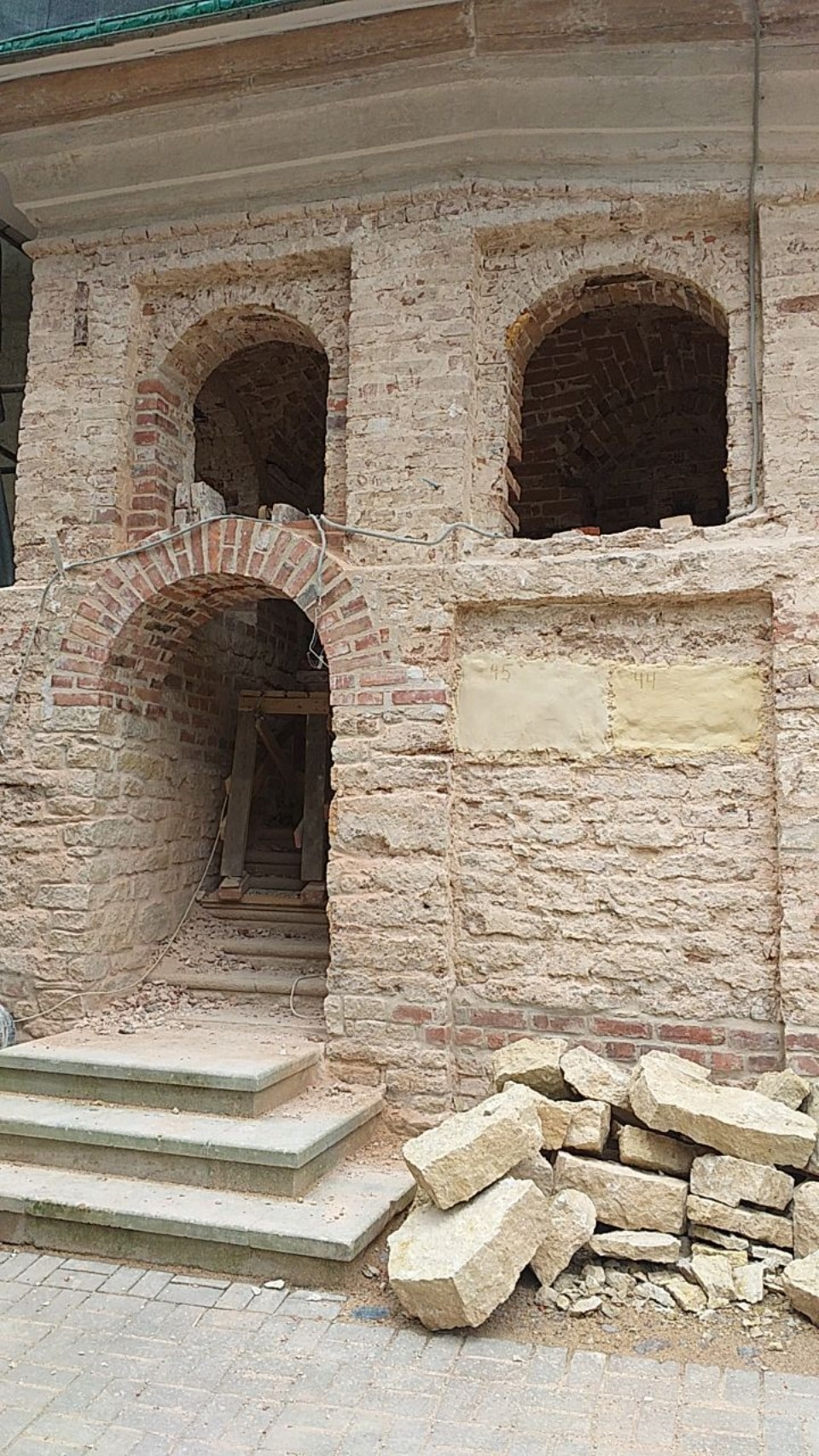 Архитектурный объем часозвона воссоздали при реставрации Большой звонницы в Печорах