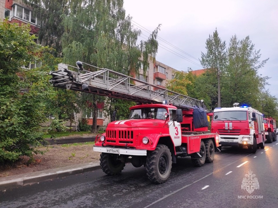 В Пскове госпитализировали двух пострадавших на пожаре пенсионеров