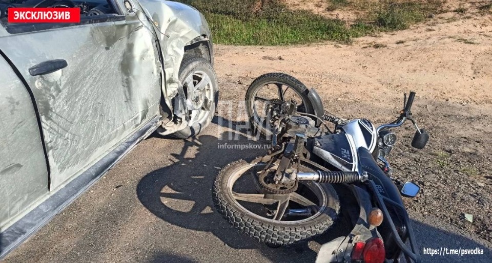 В Дновском районе в результате ДТП госпитализировали несовершеннолетнего мопедиста 