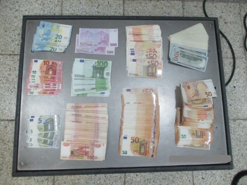 Более 22 тысяч долларов США пытался вывезти иностранец через госграницу в Псковской области
