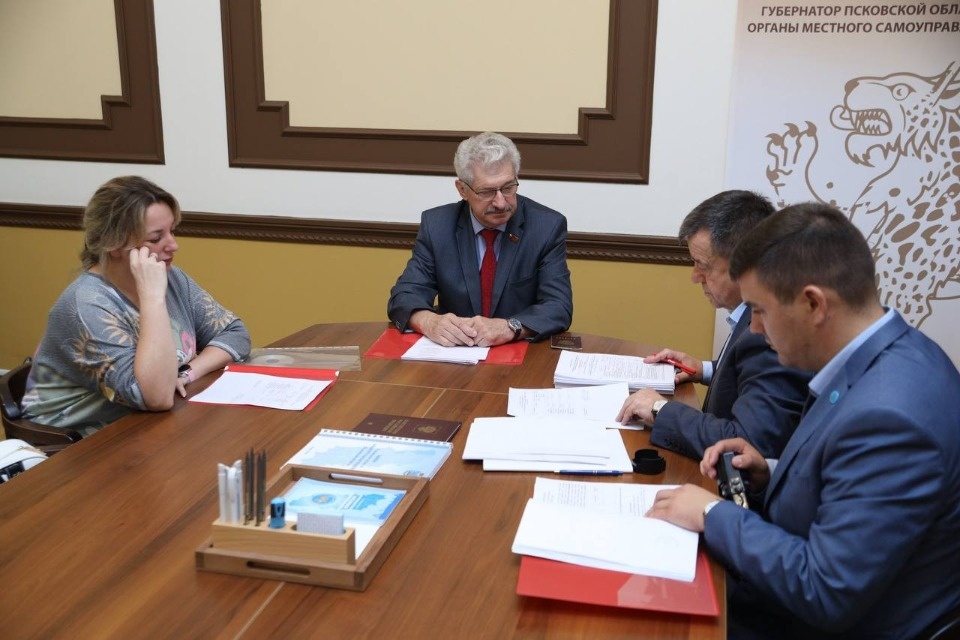 Документы для регистрации на выборах губернатора Псковской области подали Антон Минаков и Петр Алексеенко