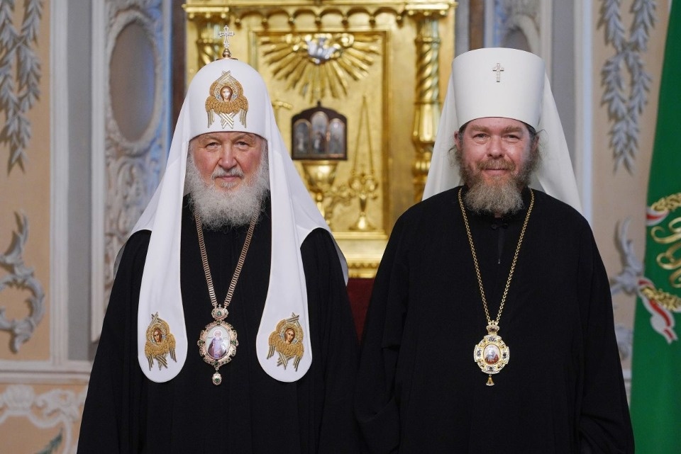 Памятную панагию вручил Патриарх Кирилл псковскому митрополиту Тихону Памятную панагию вручил Патриарх Кирилл псковскому митрополиту Тихону