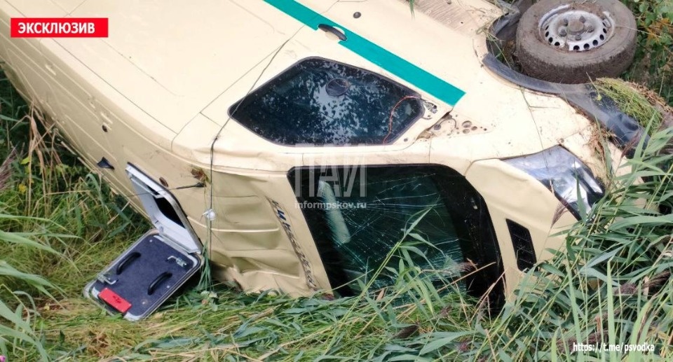 В Пыталово инкассаторский автомобиль вылетел в кювет
