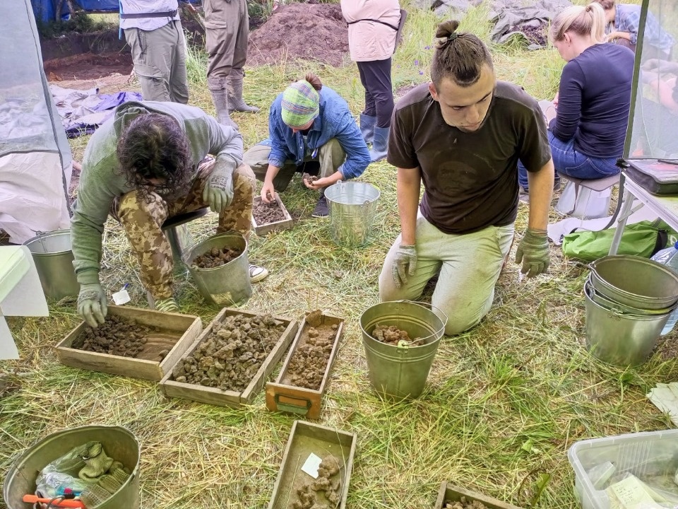 Более 320 кг железного шлака обнаружили археологи на раскопе под Новосокольниками Более 320 кг железного шлака обнаружили археологи на раскопе под Новосокольниками