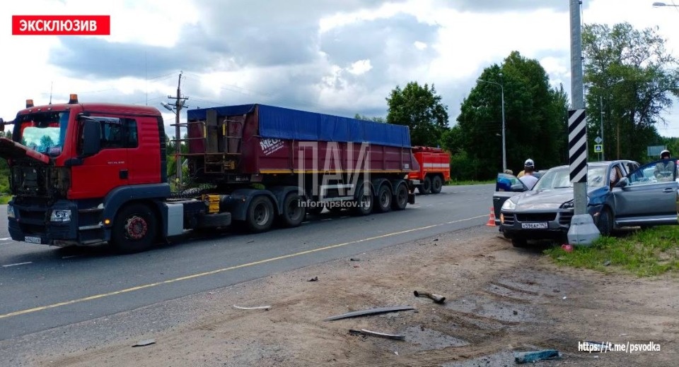В Струго-Красненском районе столкнулись Porsche и большегруз