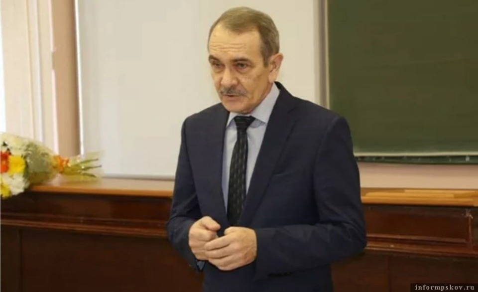 Звание почетного гражданина Пскова присвоили директору школы №12 Виктору Аксенову