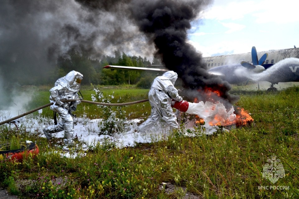 В Псковском аэропорту прошли пожарно-тактические учения В Псковском аэропорту прошли пожарно-тактические учения