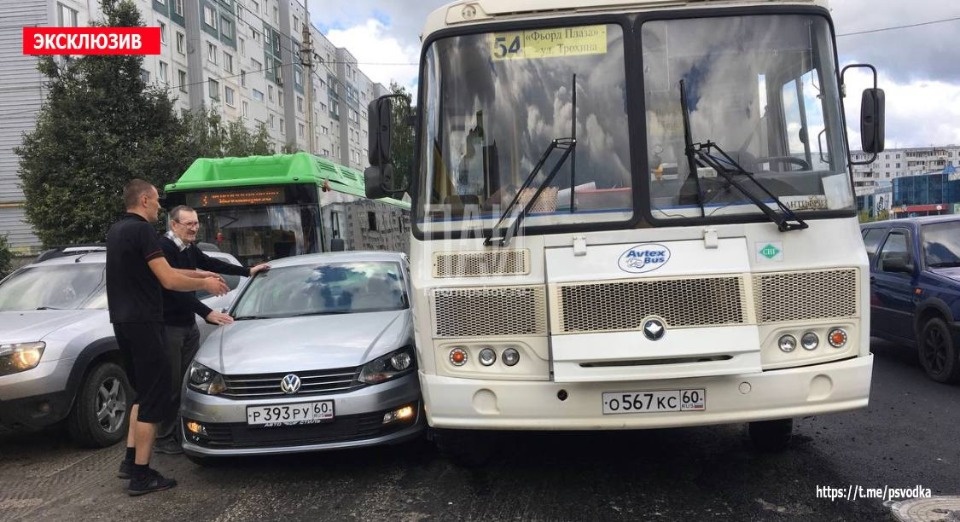 В Пскове столкнулись маршрутный автобус и автомобиль
