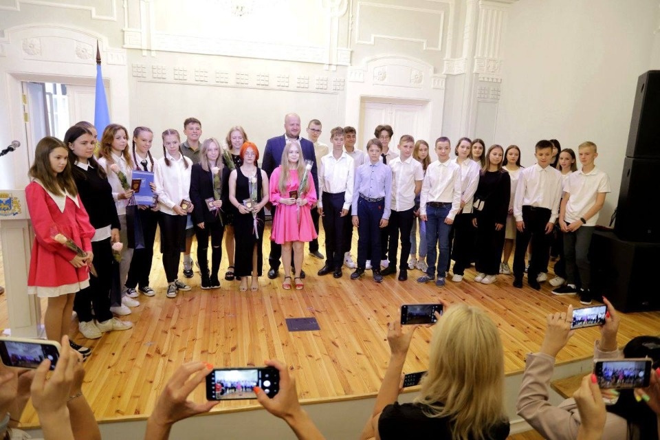 26 юных псковичей получили паспорта в преддверии Дня города