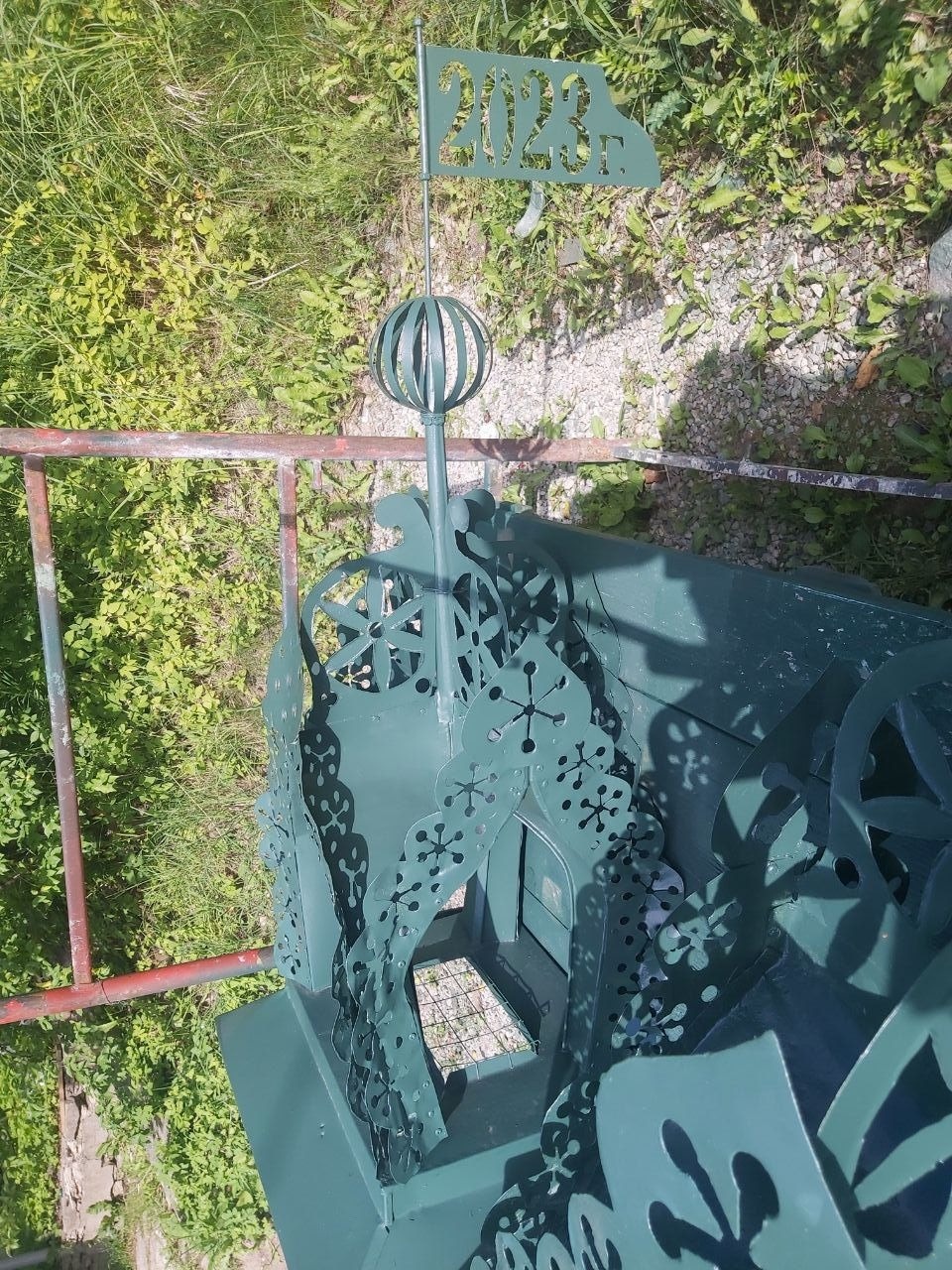 На трубы церкви Святого Лазаря в Печорах устанавливают дымники