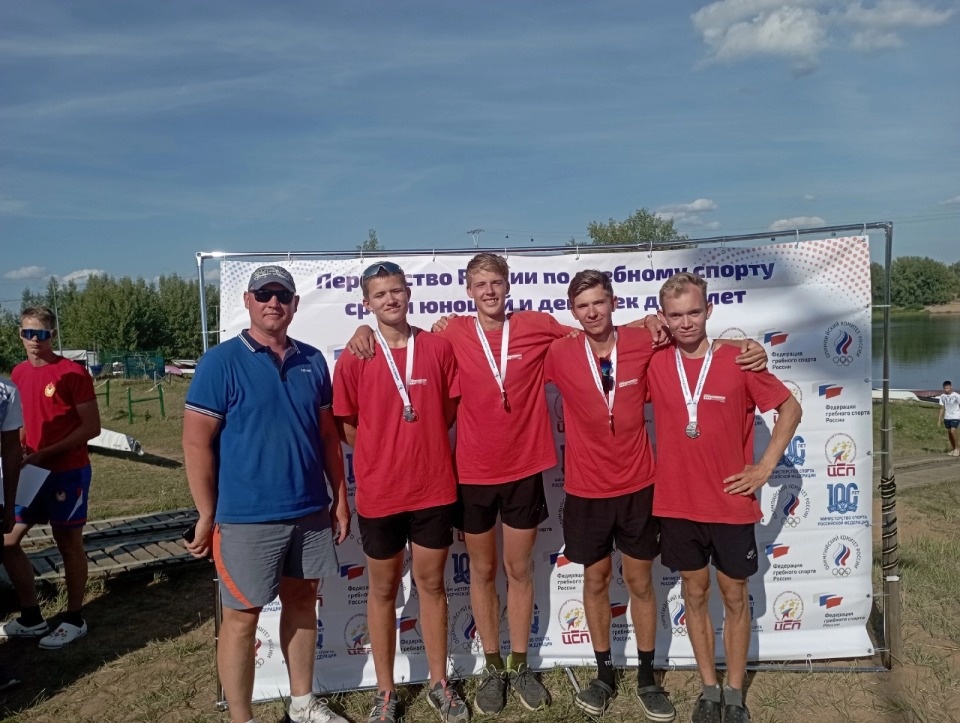 «Серебро» и «бронзу» привезли псковские гребцы с Первенства России