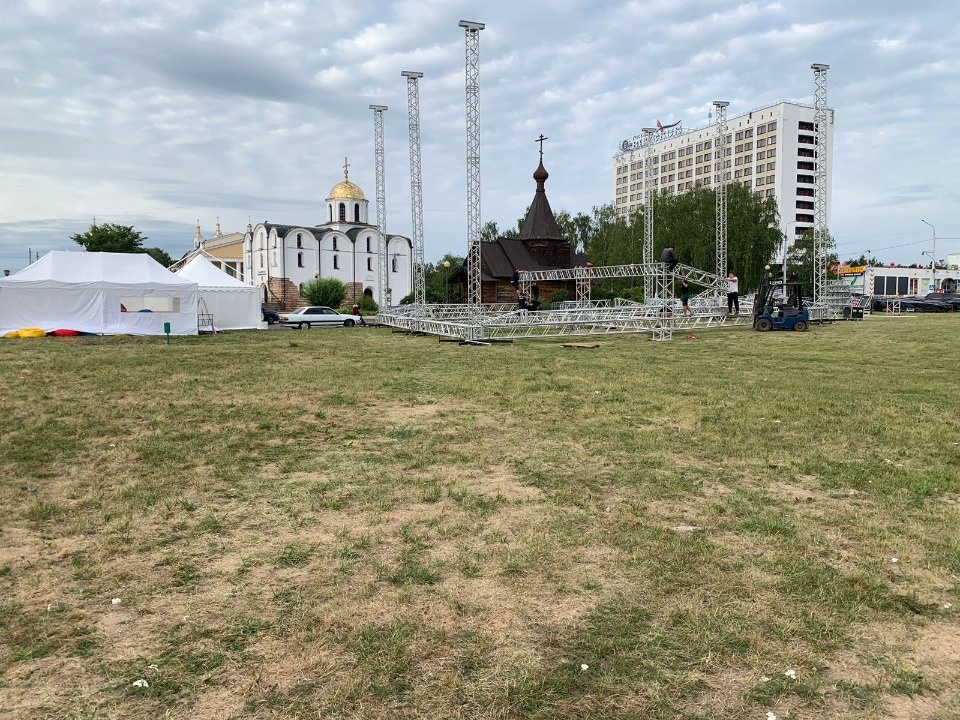 В Витебске начали устанавливать площадки к Дням Псковской области В Витебске начали устанавливать площадки к Дням Псковской области
