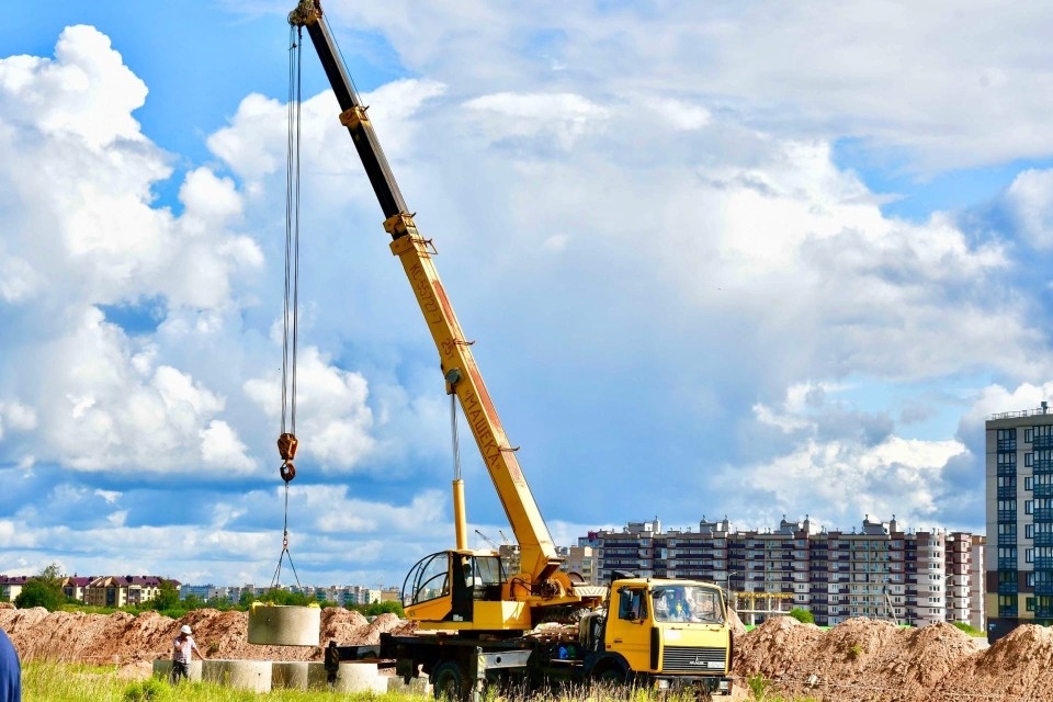 В псковской деревне Борисовичи начали строить магистральные сети ливневки