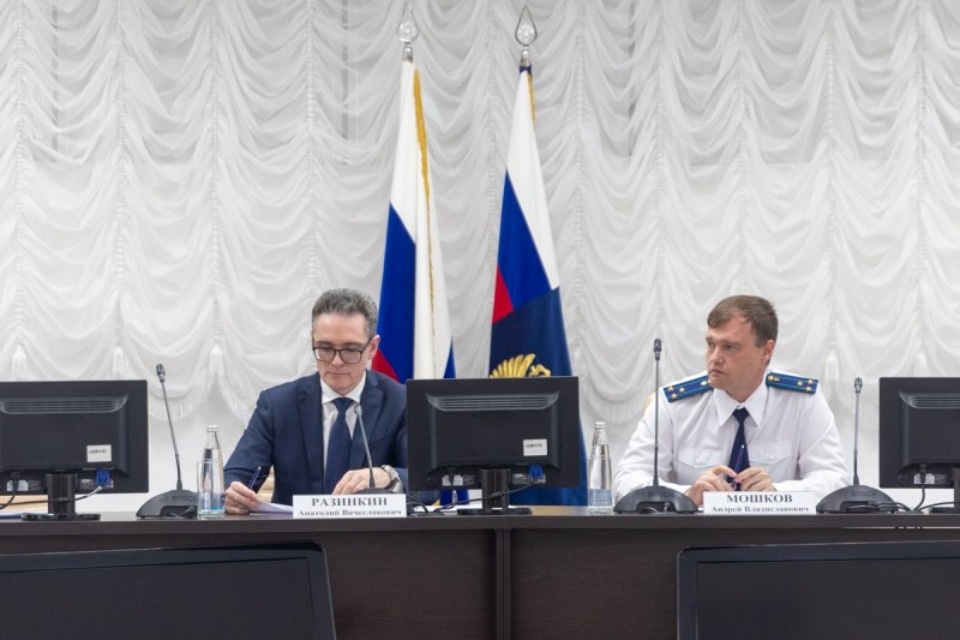 Нового прокурора Псковской области Андрея Мошкова представили коллективу ведомства