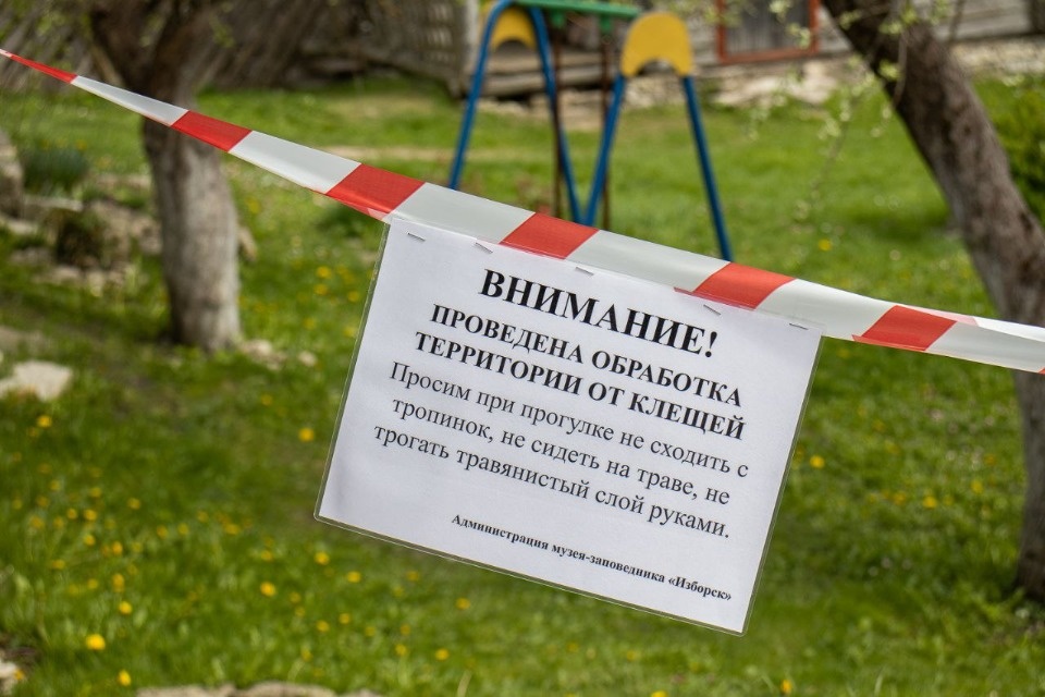 Повторную обработку против клещей проведут на объектах Изборского музея-заповедника