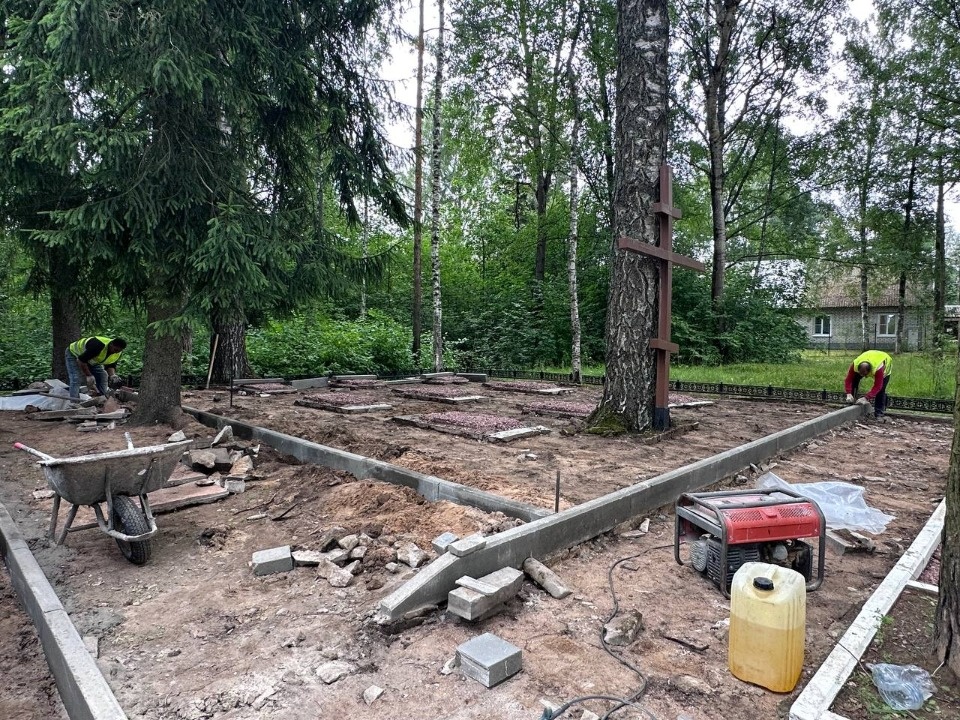 Территорию Малого Крестовского захоронения благоустраивают в Пскове