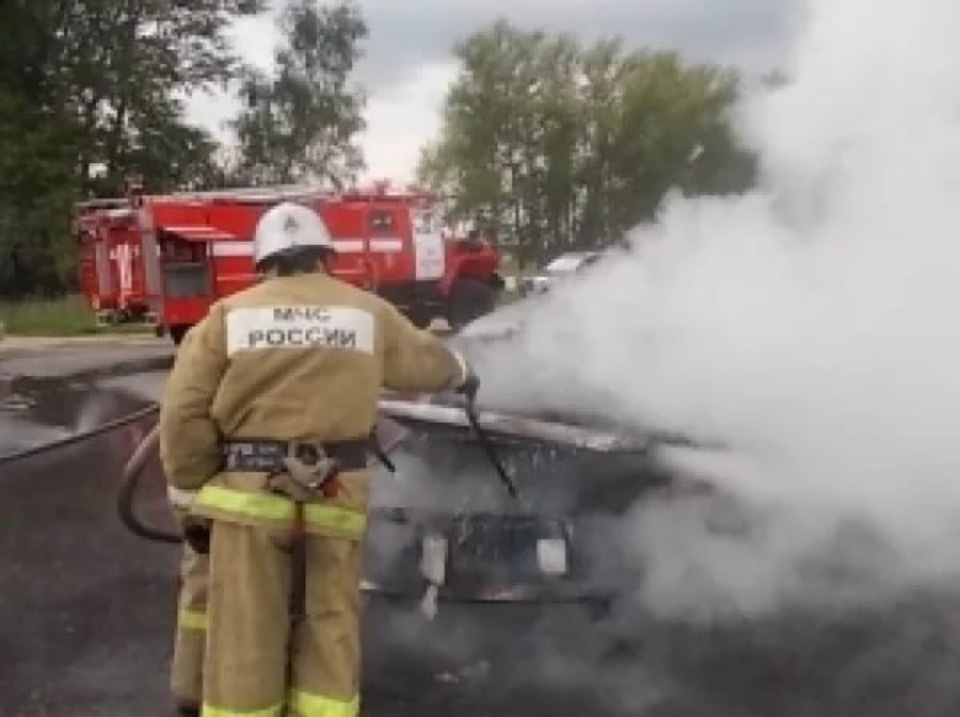 Легковой автомобиль горел утром в Пскове Легковой автомобиль горел утром в Пскове