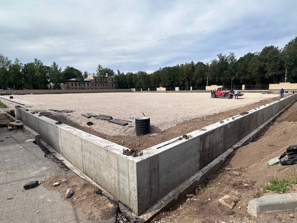 Водоотвод устанавливают вокруг нового футбольного поля на «Машиностроителе» в Пскове