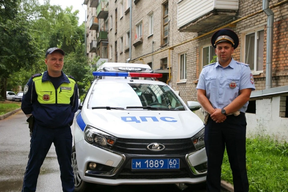 В Пскове маленькая девочка без верхней одежды одна гуляла ночью на улице В Пскове маленькая девочка без верхней одежды одна гуляла ночью на улице