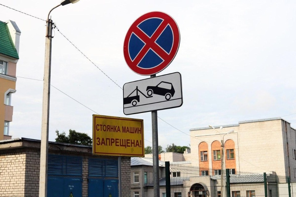 Стоянку машин запретили на подъезде к приемному отделению областной больницы в Пскове