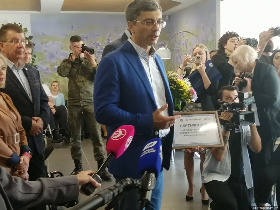 Владимир Гутенёв передал участникам СВО из Псковской области семь инвалидных колясок