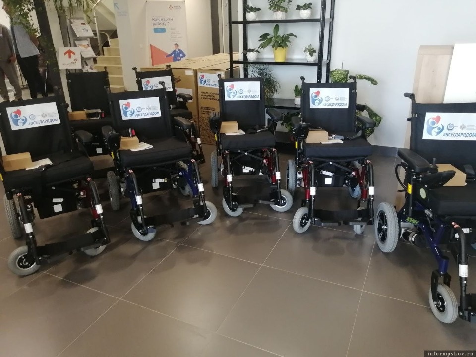 Владимир Гутенёв передал участникам СВО из Псковской области семь инвалидных колясок