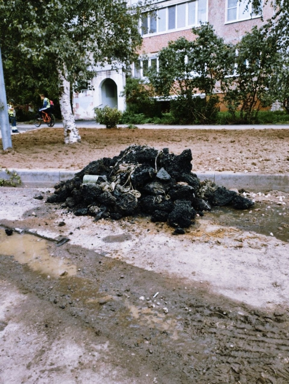 Из коллектора на улице Коммунальной в Пскове извлекли обломки асфальта