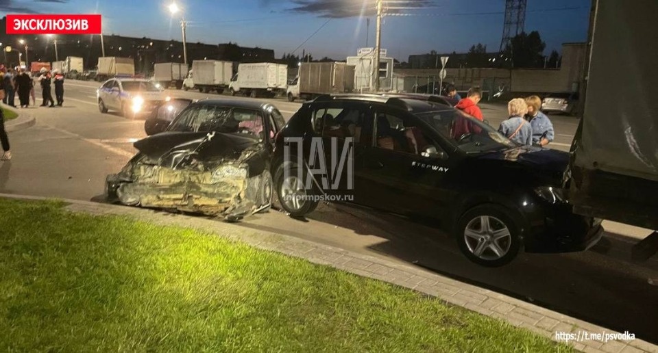 ДТП с четырьмя автомобилями произошло в Пскове
