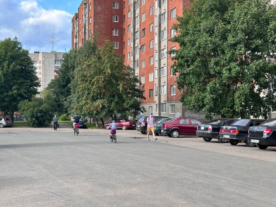 Тротуар появится у парковки на улице Юбилейной в Пскове 