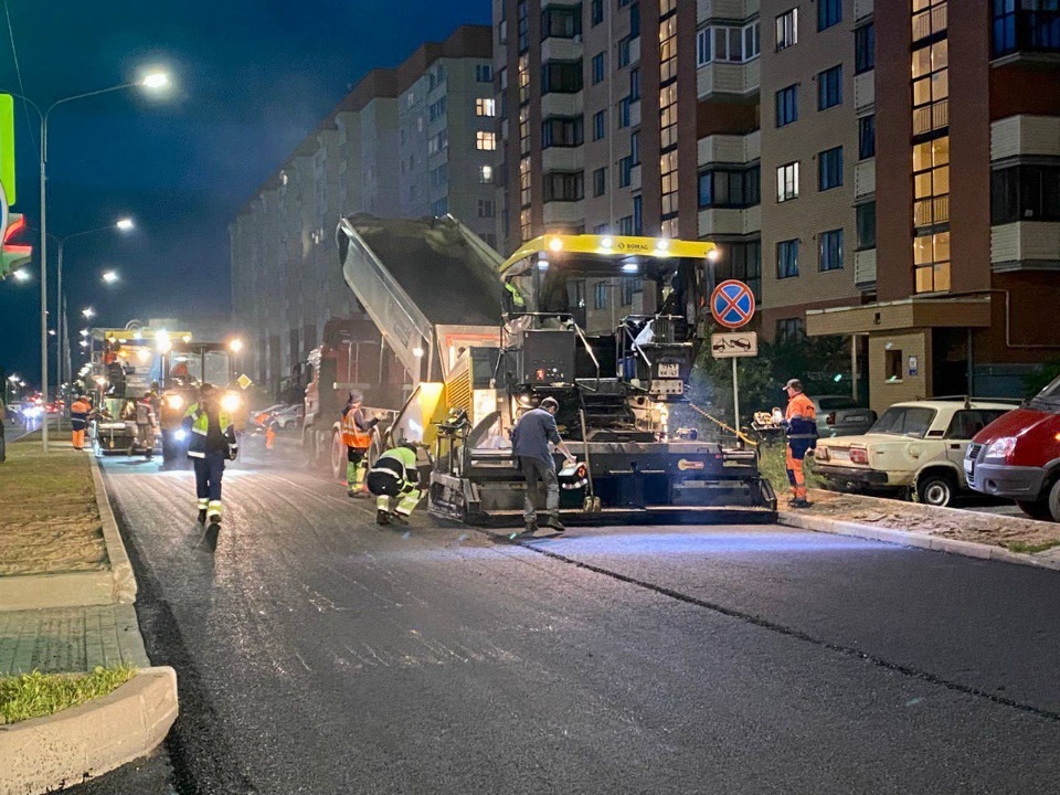 Верхний слой асфальта начали укладывать на улице Коммунальной в Пскове	