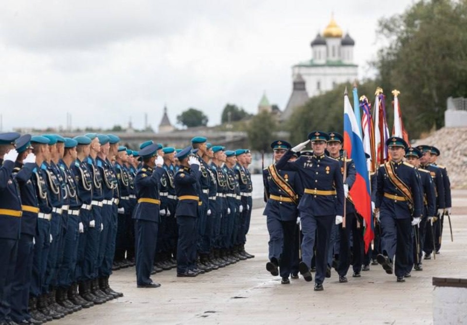 Глава Пскова поздравил десантников с Днем ВДВ Глава Пскова поздравил десантников с Днем ВДВ