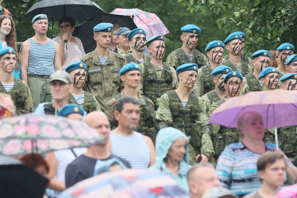 За ВДВ! За ВДВ!