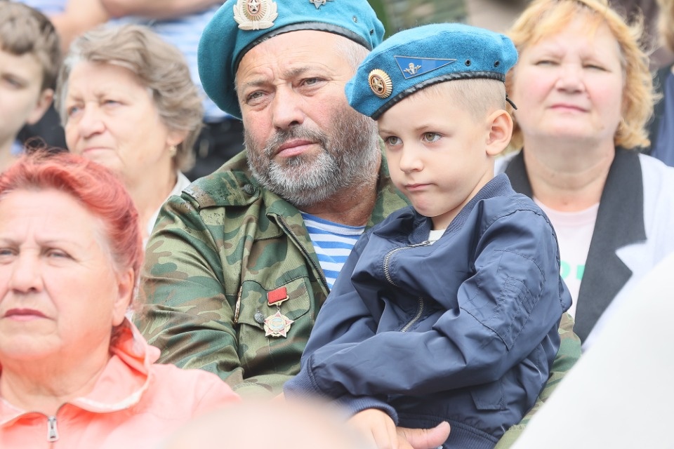 За ВДВ! За ВДВ!