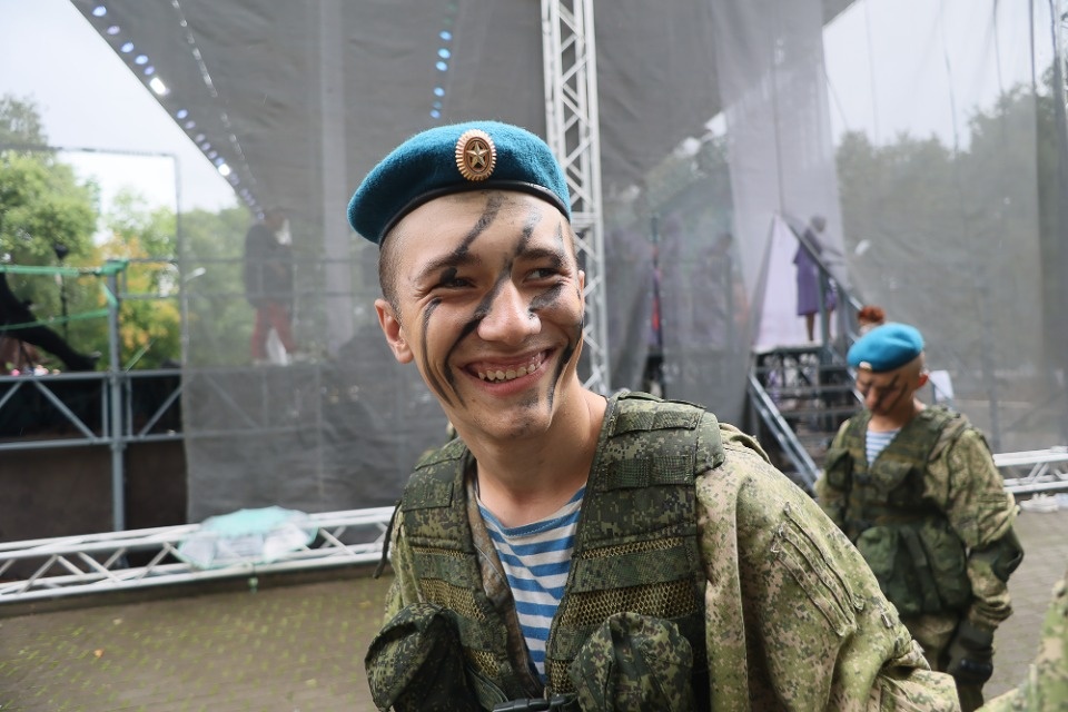 За ВДВ! За ВДВ!