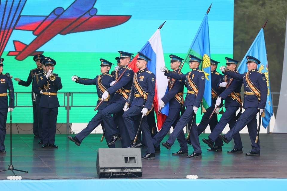 За ВДВ! За ВДВ!