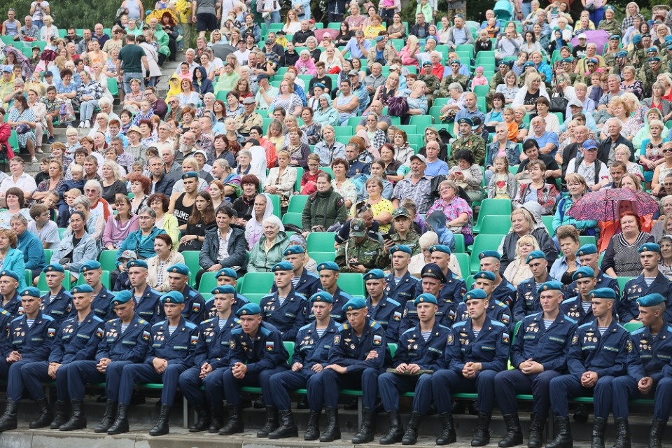 За ВДВ! За ВДВ!