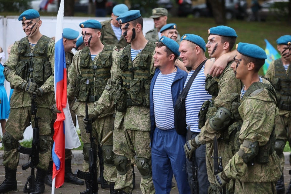 За ВДВ! За ВДВ!