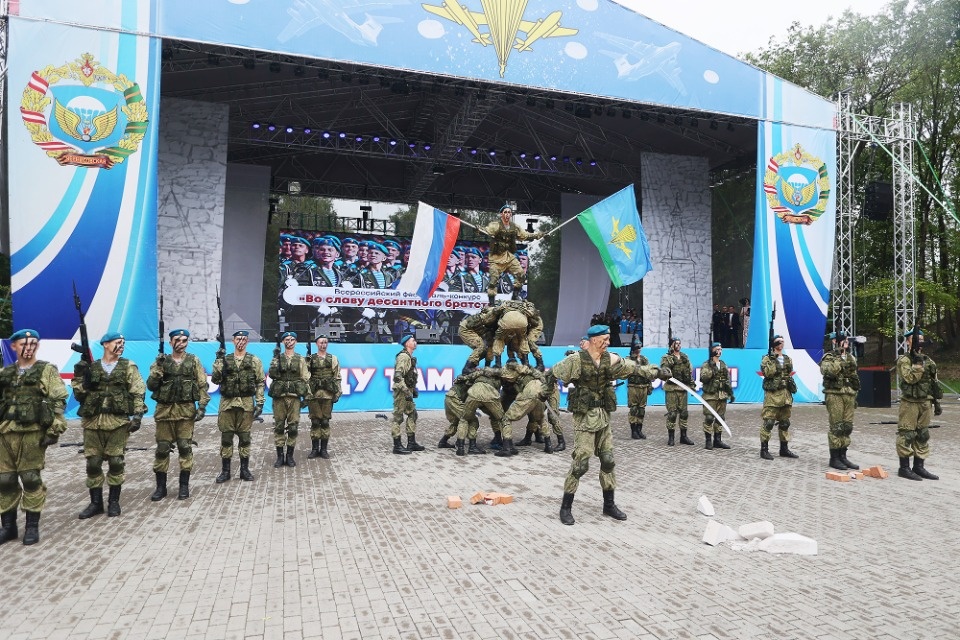 За ВДВ! За ВДВ!