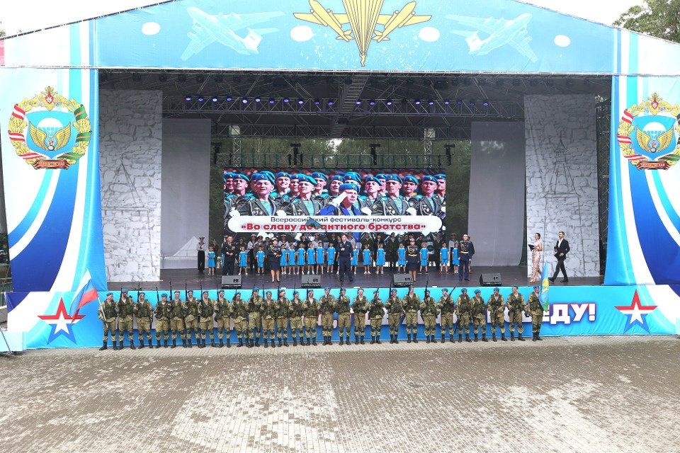 За ВДВ! За ВДВ!