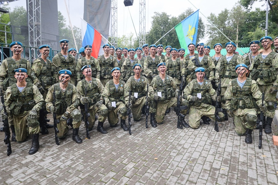 За ВДВ! За ВДВ!