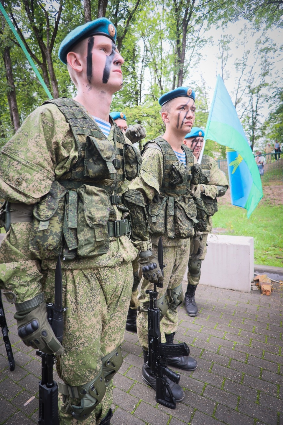 За ВДВ! За ВДВ!