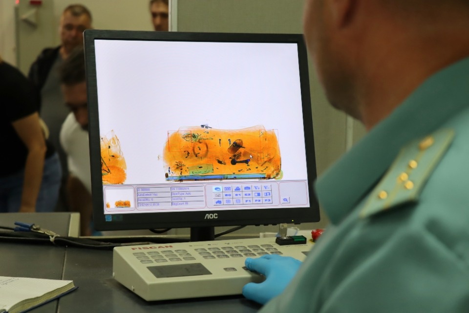 16 тайников с деньгами нашли Псковские таможенники за полгода