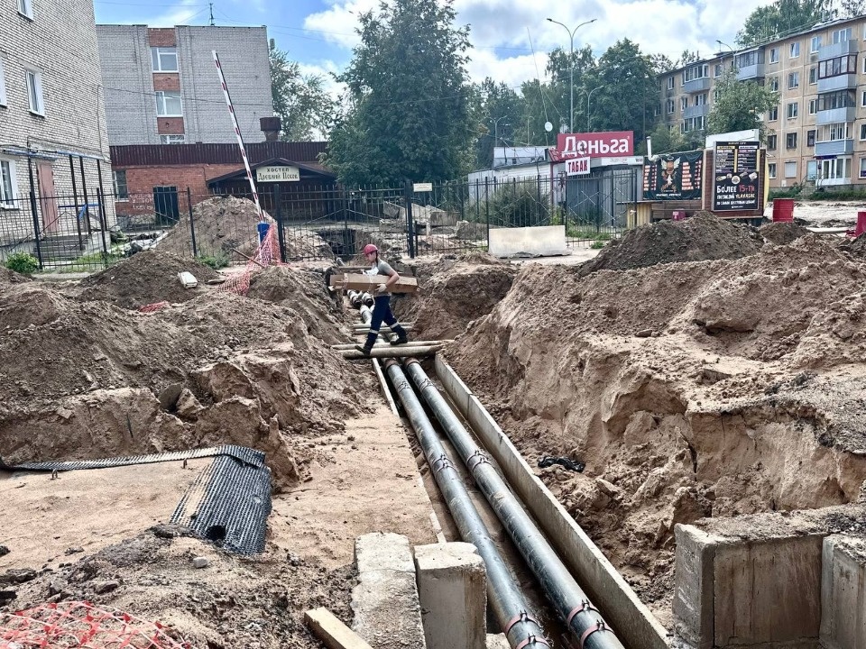 Монтаж ливневой канализации завершают на улице Яна Фабрициуса в Пскове Монтаж ливневой канализации завершают на улице Яна Фабрициуса в Пскове