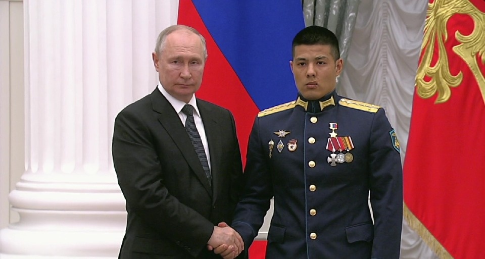 Владимир Путин наградил звёздами Героев России псковских десантников Владимир Путин наградил звёздами Героев России псковских десантников