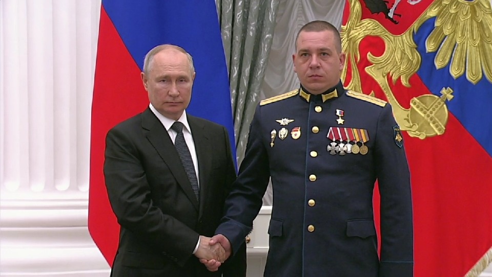 Владимир Путин наградил звёздами Героев России псковских десантников Владимир Путин наградил звёздами Героев России псковских десантников