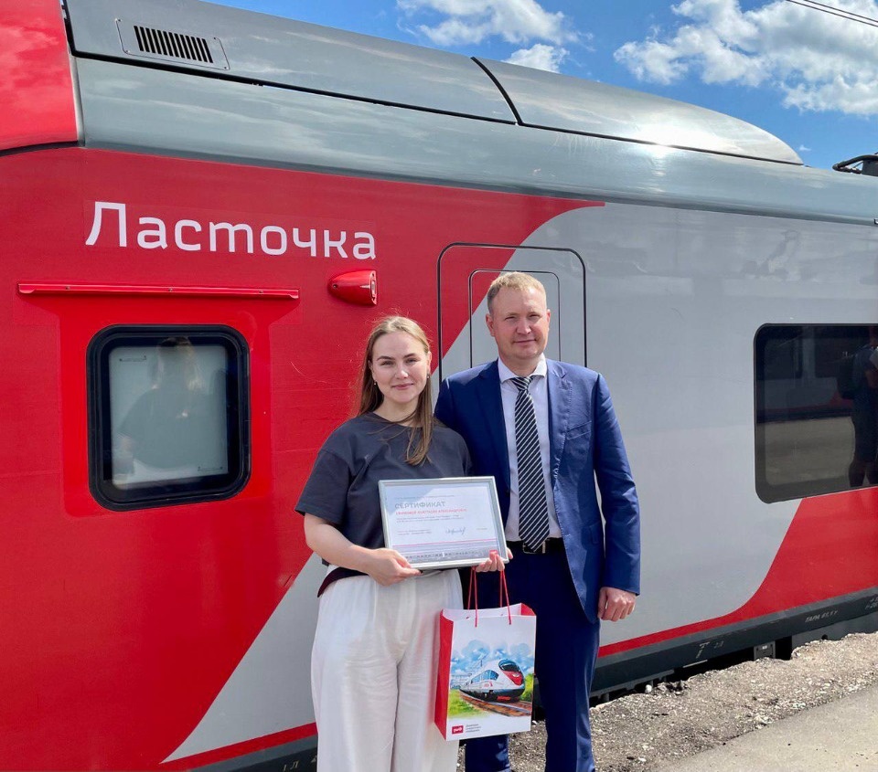 Памятные подарки получила самая лояльная пассажирка «Ласточки» Санкт-Петербург – Псков 