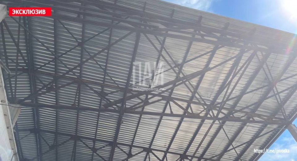 Пскович упал с десятиметровой высоты на предприятии