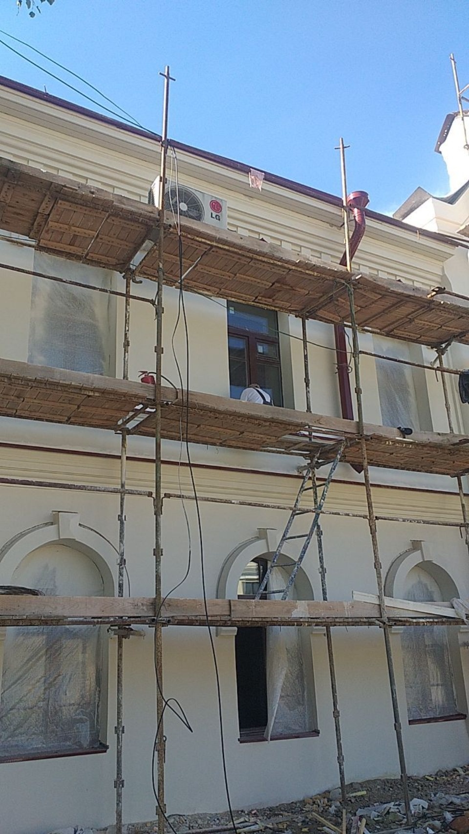  Отделочные работы фасадов Надвратного корпуса завершаются в Пскове 